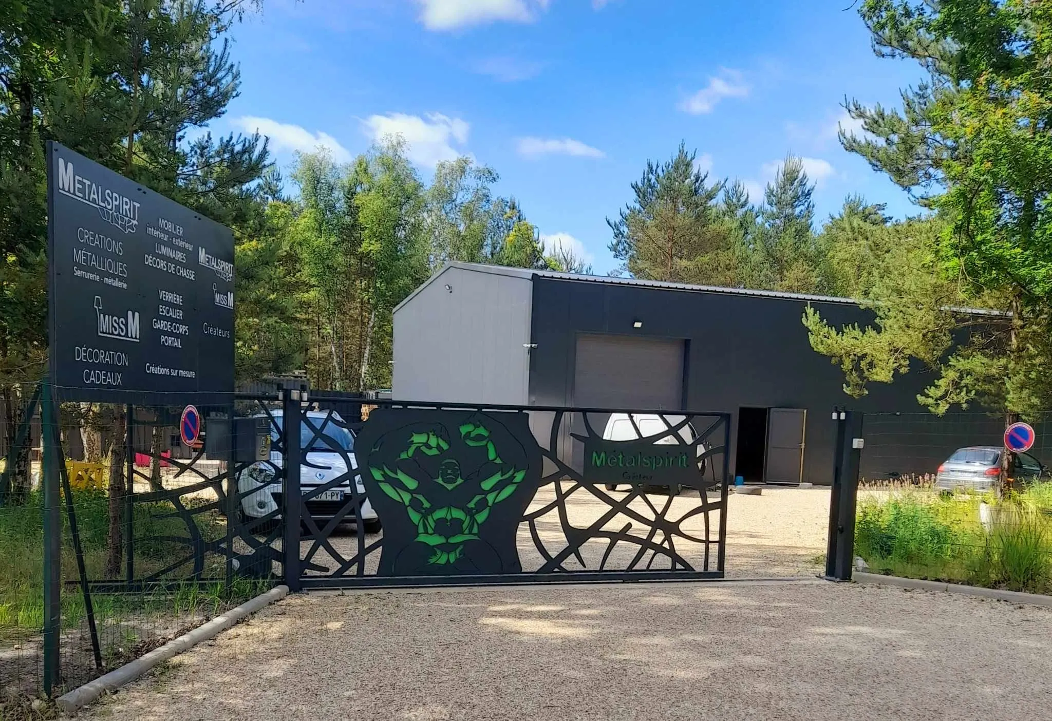 Atelier Metal Spirit à Nançay, en Sologne, avec son portail en acier découpé au laser