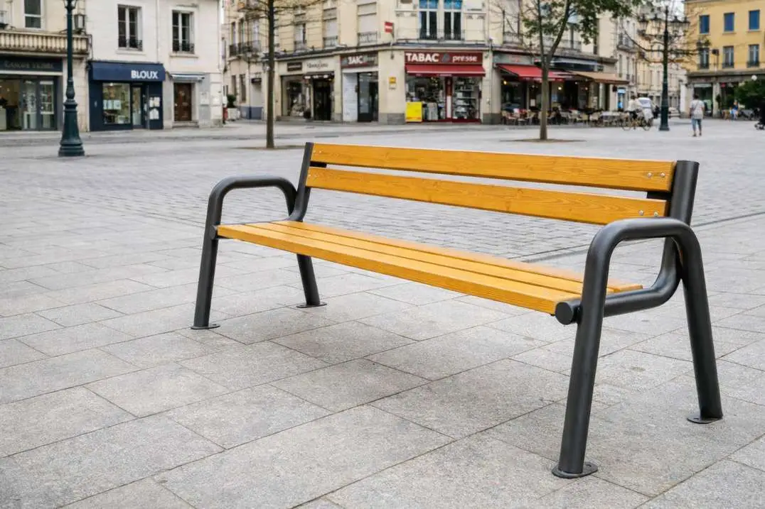Banc public en acier et bois présenté dans un espace urbain