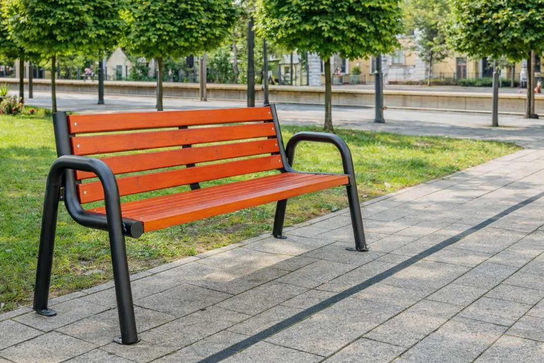 Banc urbain acier et bois avec dossier haut et accoudoirs renforcés — Artan Bis