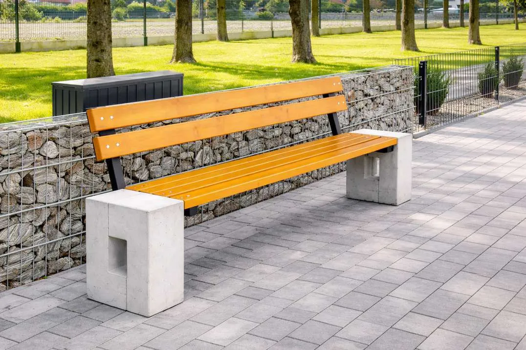 Banc urbain Mato en acier, béton et épicéa scandinave