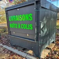 Boîte métallique extérieure identifiée pour les livraisons et colis