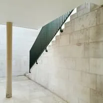 Garde-corps métallique installé le long d’un escalier extérieur