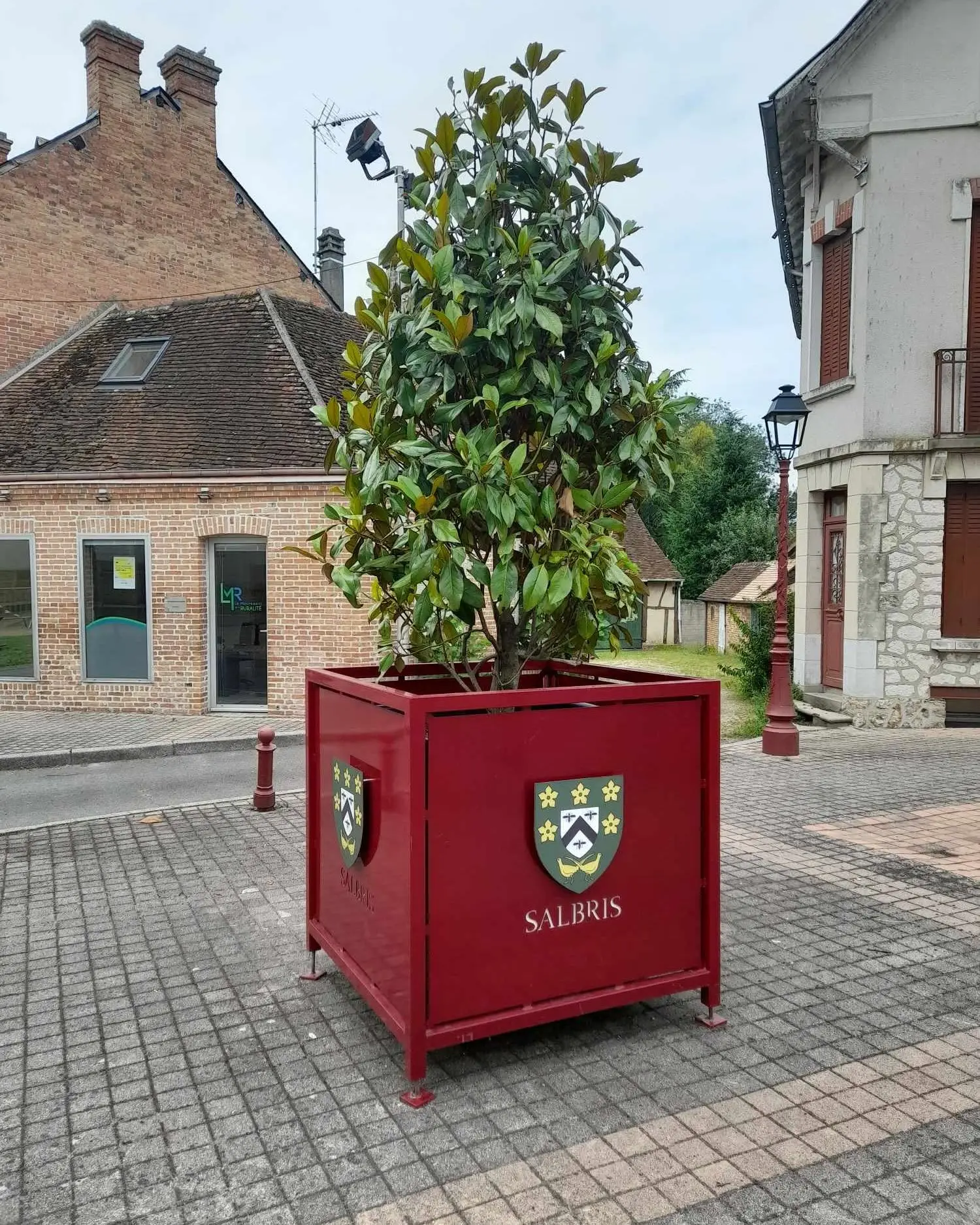 Grande jardinière métallique rouge aux emblèmes et au nom de Salbris
