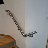Main courante métallique installée dans un escalier intérieur
