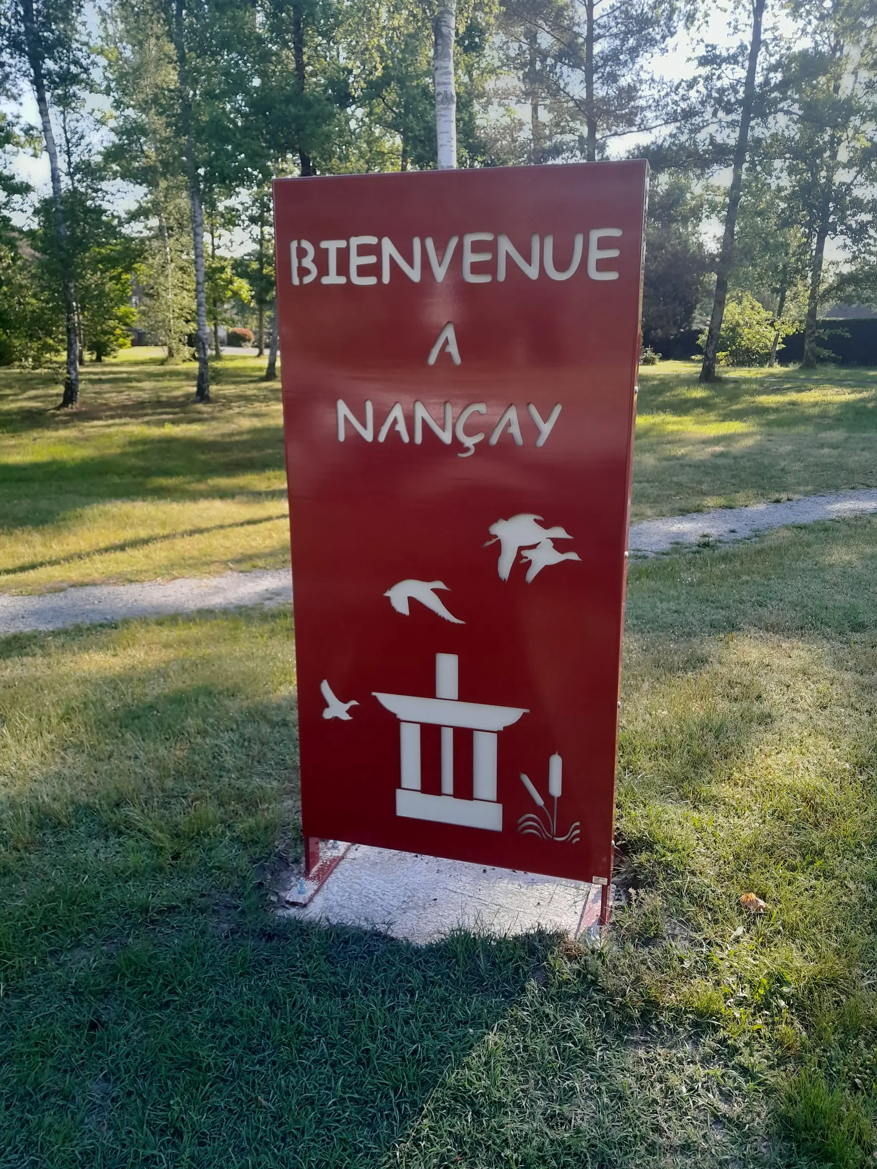 Totem métallique rouge personnalisé pour la commune de Nançay