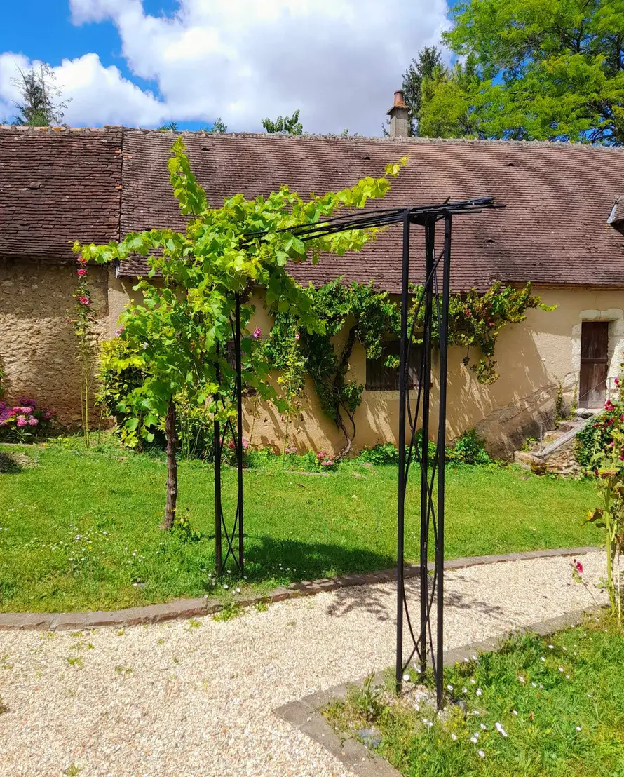 Totem métallique rouge personnalisé réalisé par Metal Spirit pour la commune de Nançay