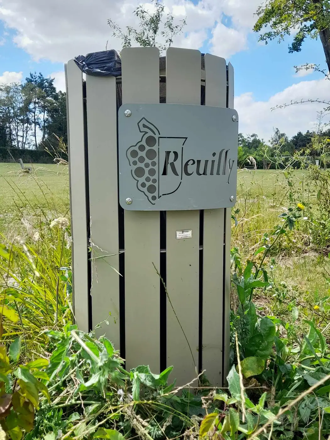 Corbeille urbaine en acier à lames verticales, plaque au nom de Reuilly et grappe de raisin découpées au laser