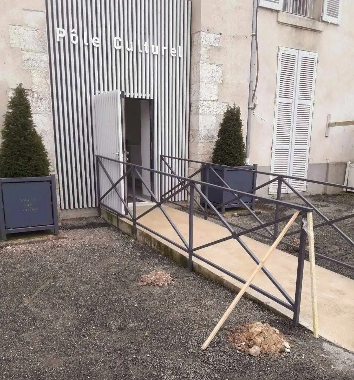 Rampe d’accès et garde-corps métalliques devant le pôle culturel d’Argent-sur-Sauldre