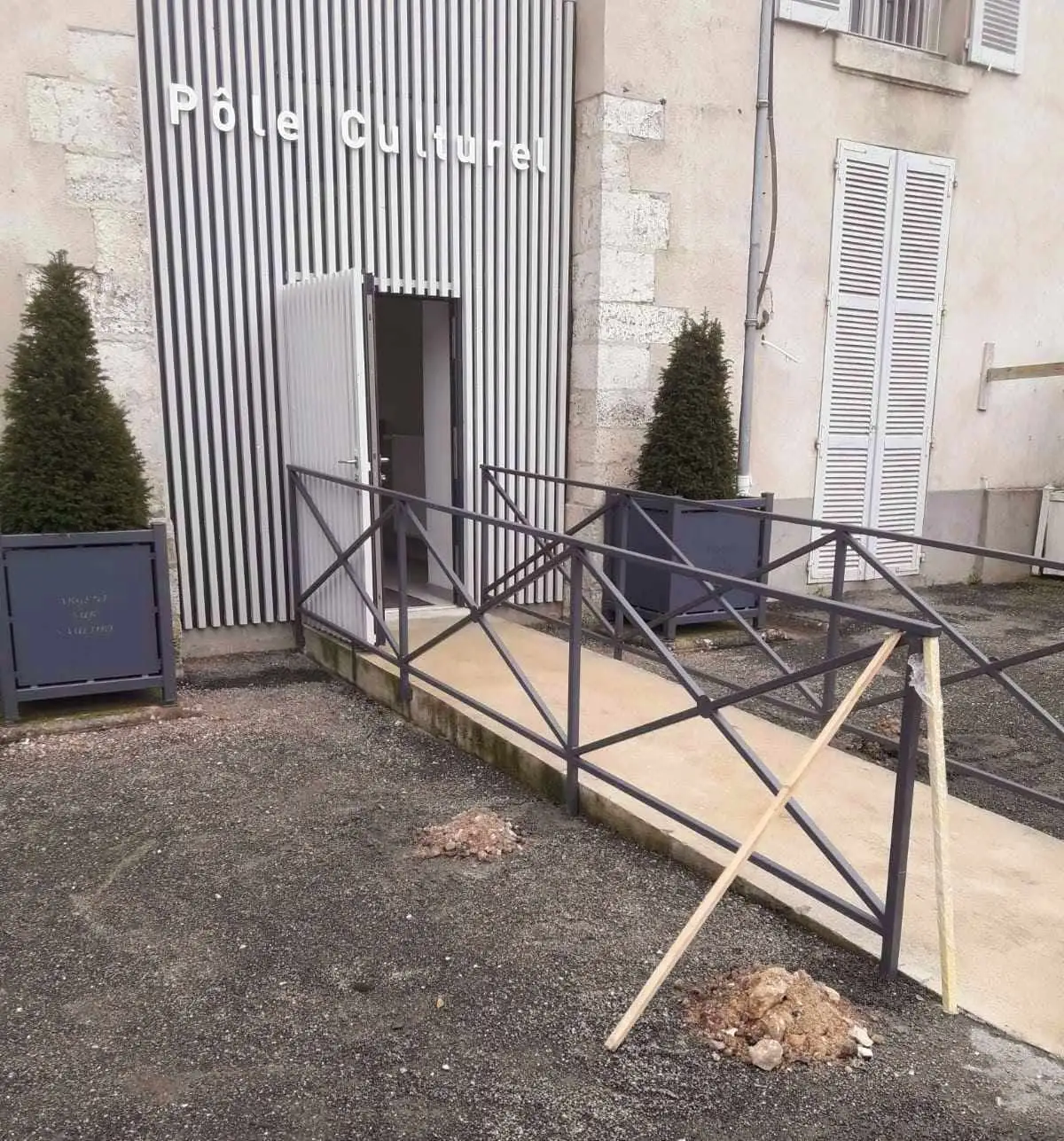 Rampe d’accès du pôle culturel d’Argent-sur-Sauldre