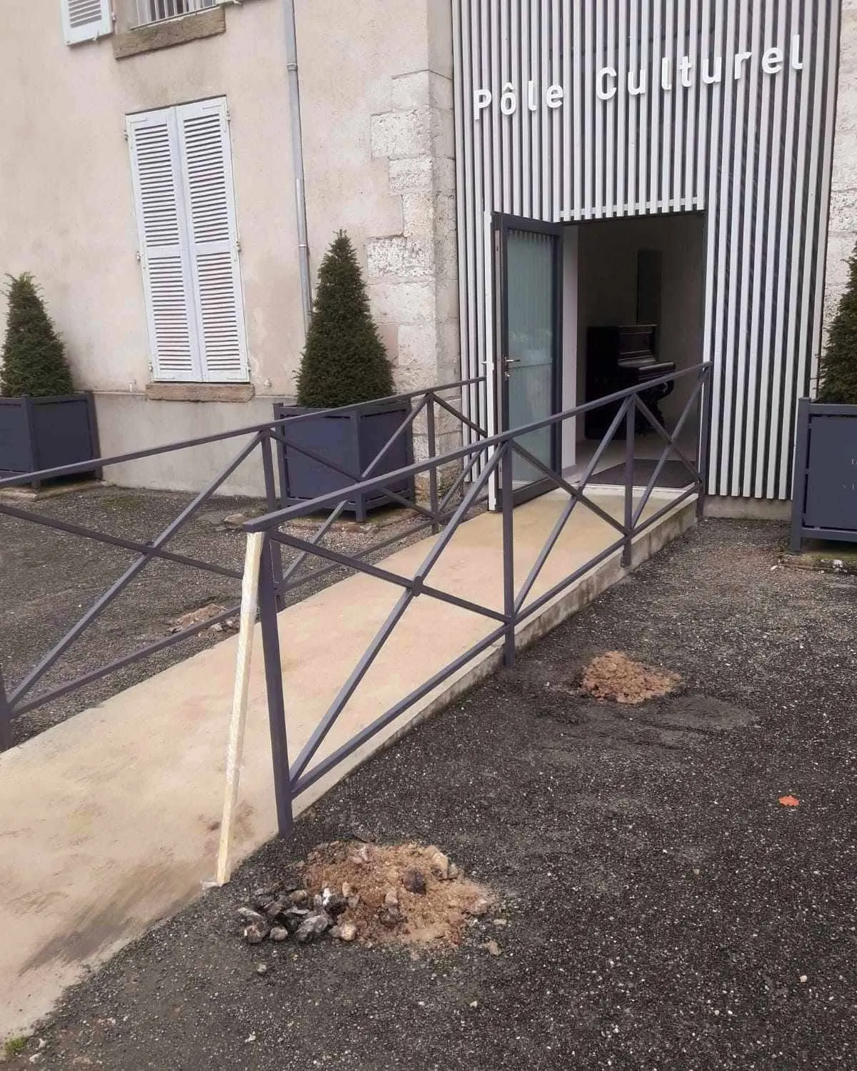 Rampe d’accès avec garde-corps métalliques devant le pôle culturel d’Argent-sur-Sauldre