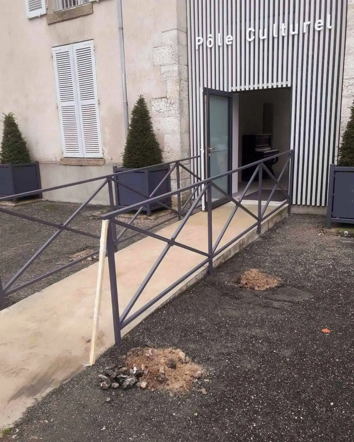 Rampe d’accès et garde-corps métalliques devant l’entrée du pôle culturel d’Argent-sur-Sauldre