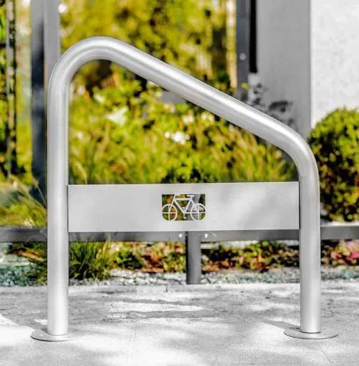 Support vélos en arceau métallique avec pictogramme vélo, installé sur une surface bétonnée
