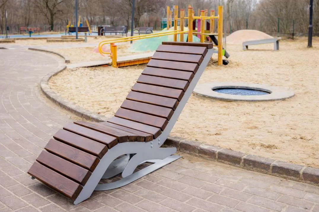 Banc urbain Nissane en acier et épicéa scandinave